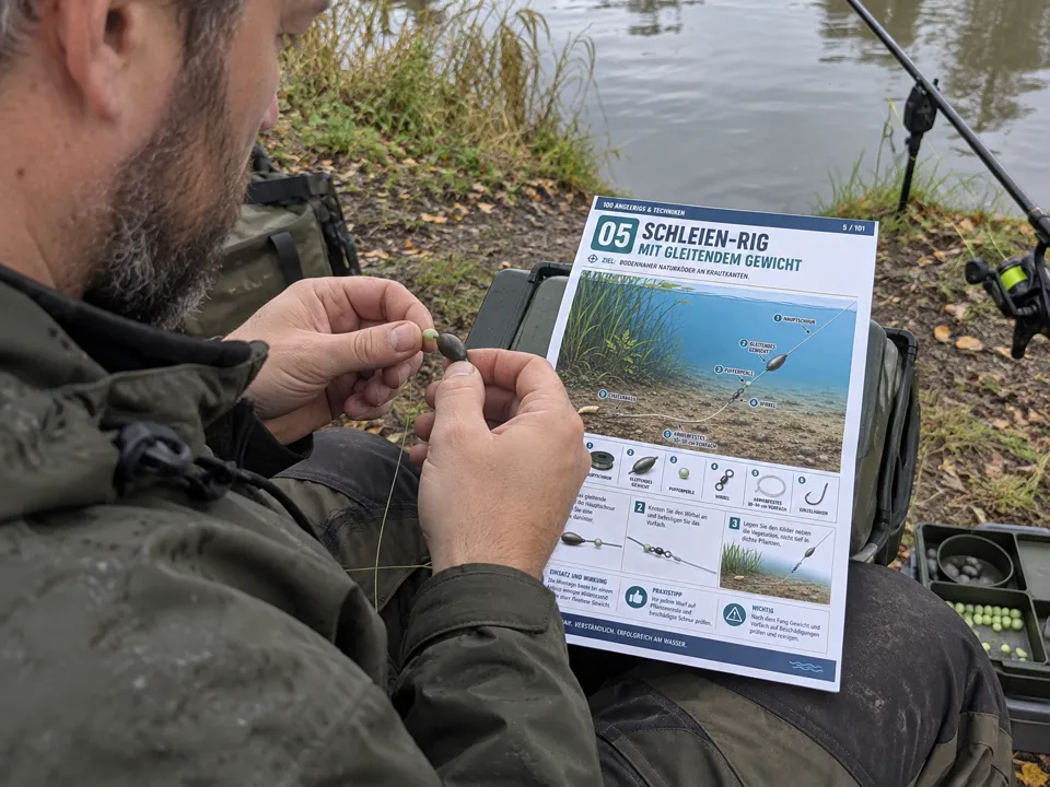 Angler bindet ein Schleien-Rig nach der Anleitung